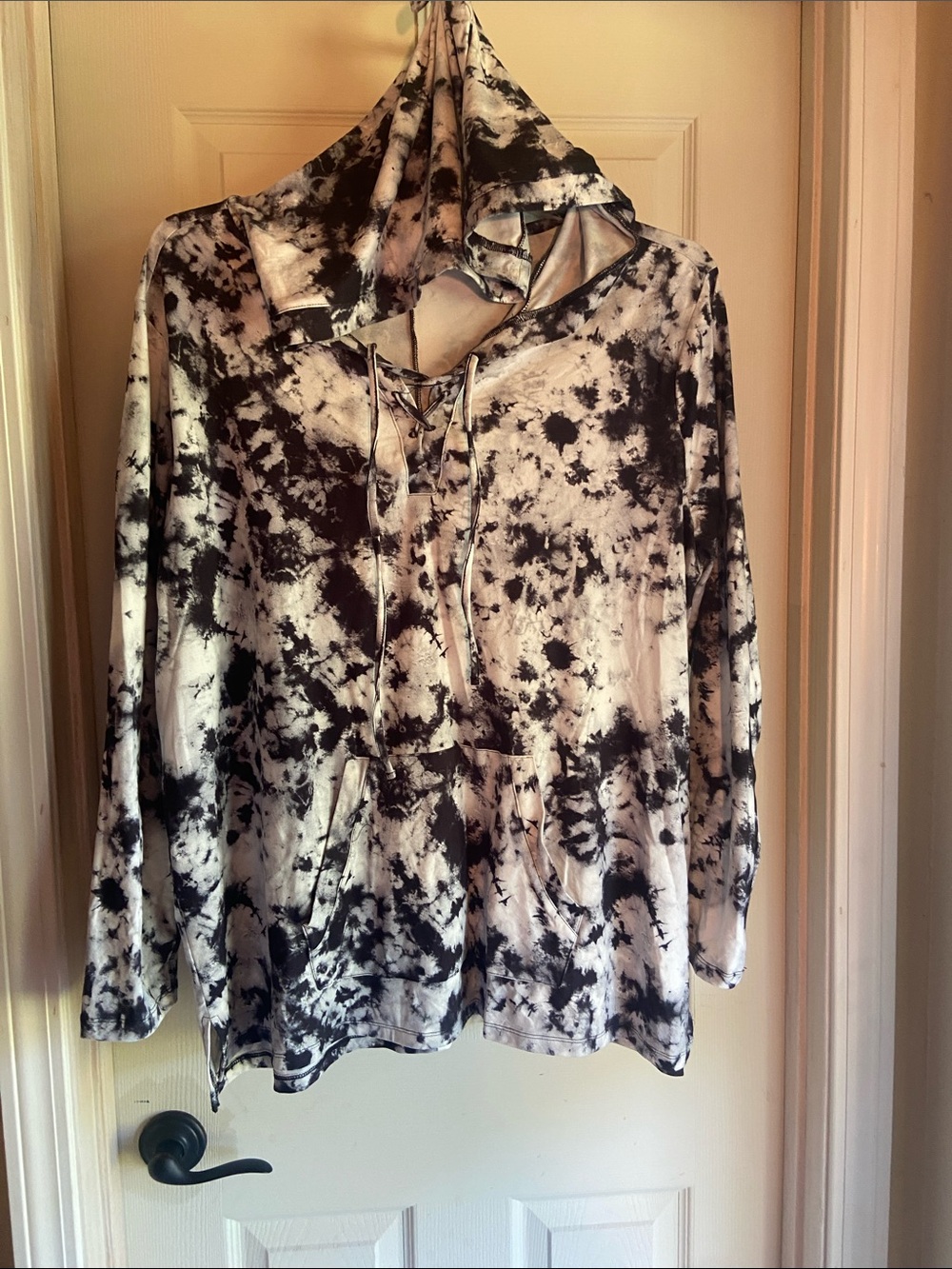 Source Unknown Black & White Tie-Dye Lace-Up Hoodie